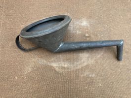 Alter Trichter aus Metall gebraucht in gutem Zustand