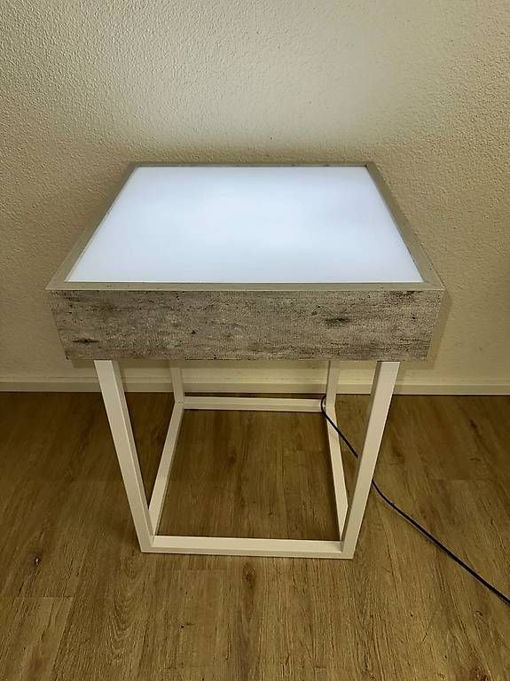 Comodini: LED Leuchttisch mit Milchglasplatte – Usato da Obernau venduto da Arche_Noah_Brocki
