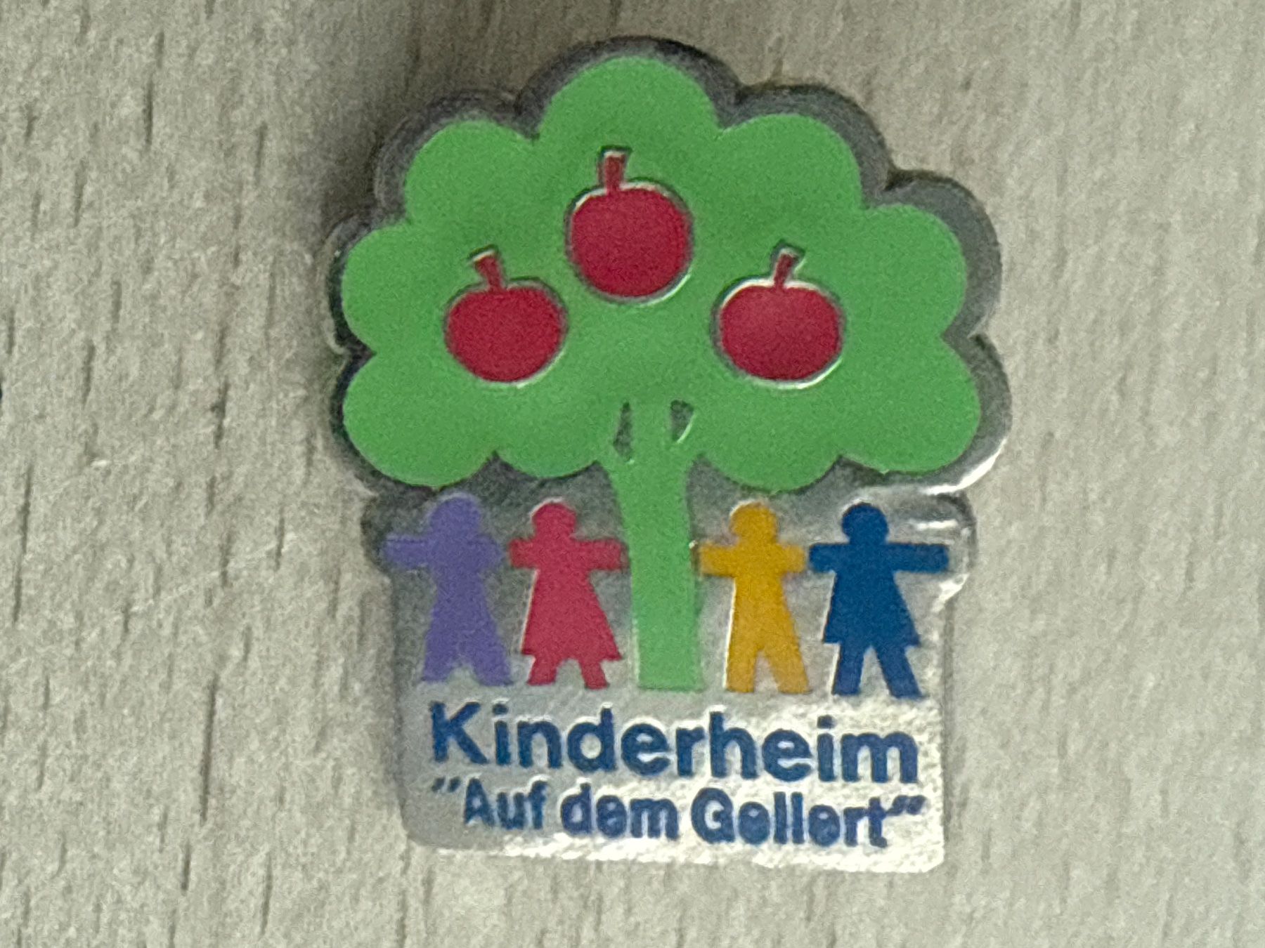 Placchette & Badge: Pin Kinderheim "Auf dem Gellert" – Usato da Glattbrugg venduto da Schweigmatt