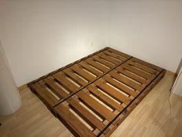 Palettenbett aus Holz mit Matratze (140 X 200 )
