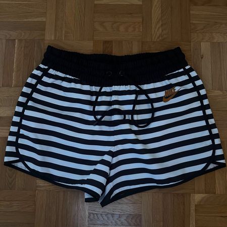 Nike Damen Shorts gestreift Schwarz/Weiss Grösse S guter Zus