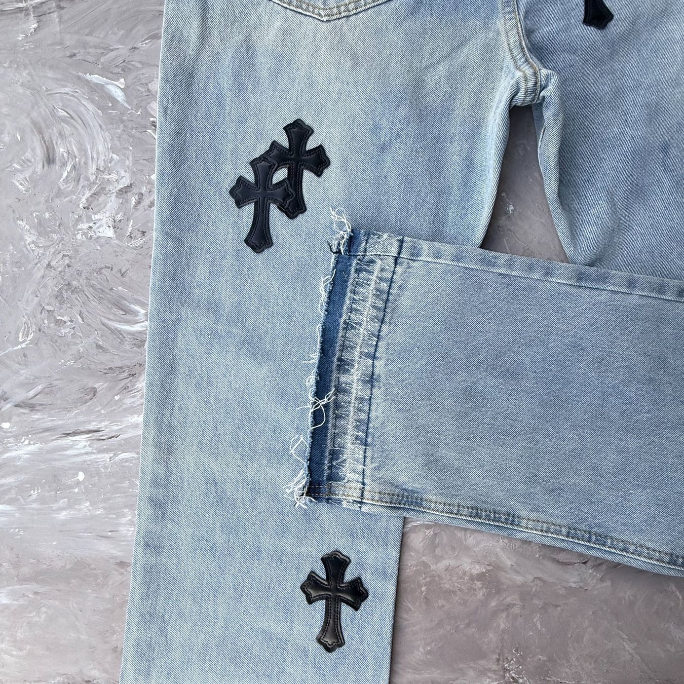 Jeans: Jean droit bleu clair patchs croix noires – Usato da Thônex venduto da Suisse.Shopping 3