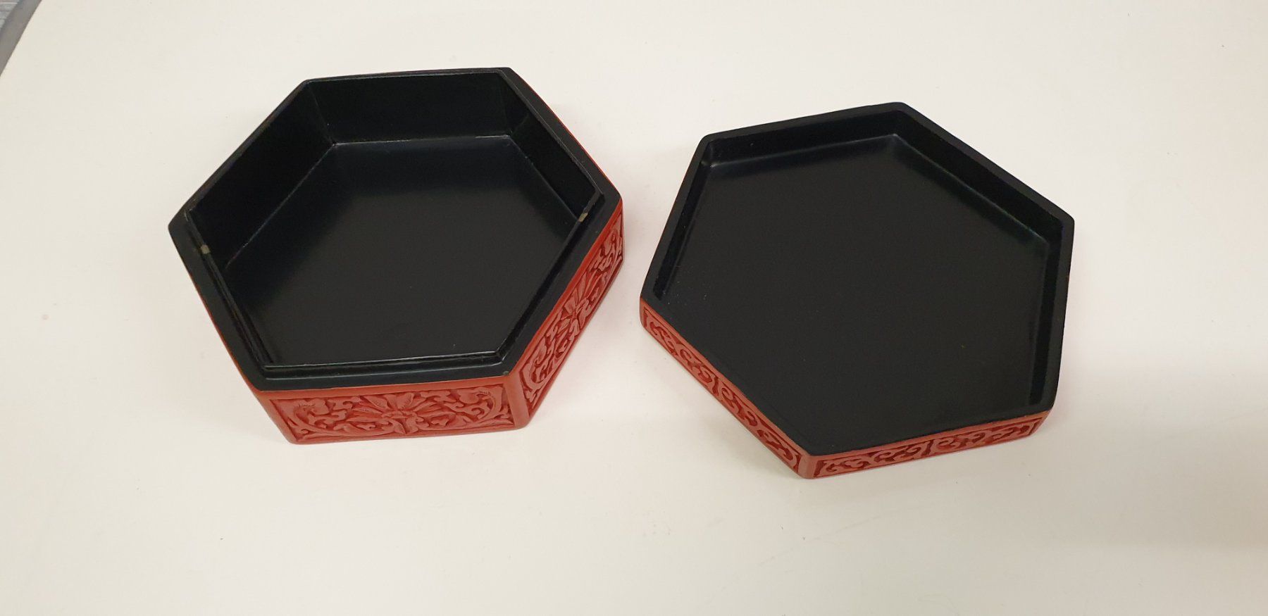 Portagioie: China Rotlack Dose sechseckig – Usato da Emmen venduto da Brockofsky 3