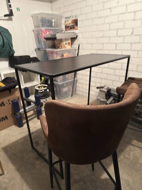 Tables: Bartisch Schwarz mit 2 Barhockern – D'occasion à Beinwil am See par nik_jali0803