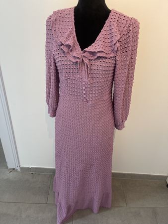 Rosafarbenes Häkelkleid mit Rüschen