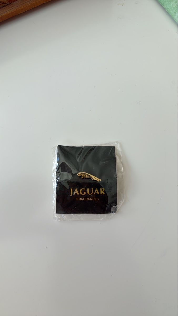 Jaguar Plaketten & Abzeichen: Jaguar Anstecknadel Neu goldfarben – Neu und originalverpackt aus Pfaffnau von Liz6264 1