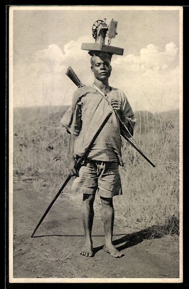 Cartoline postali: Afrikanischer Mann mit Gewehr und Nähma – Usato da Berlin venduto da bartko-reher