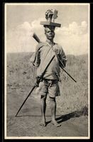 Afrikanischer Mann mit Gewehr und Nähma
