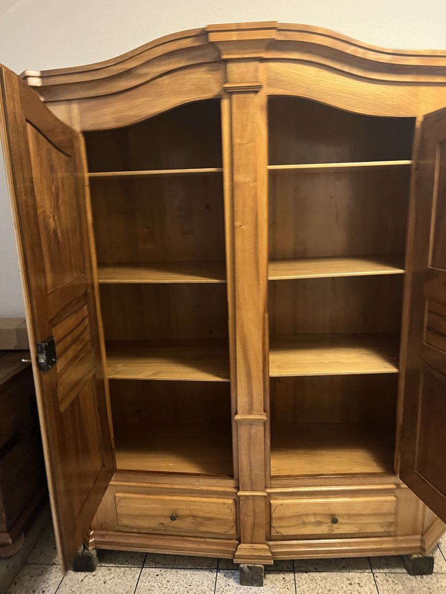 Schränke: Neuwertiger Bodenseebarock Schrank, massiv Nussbaum – Gebraucht aus Langenthal von Foxi281310 4