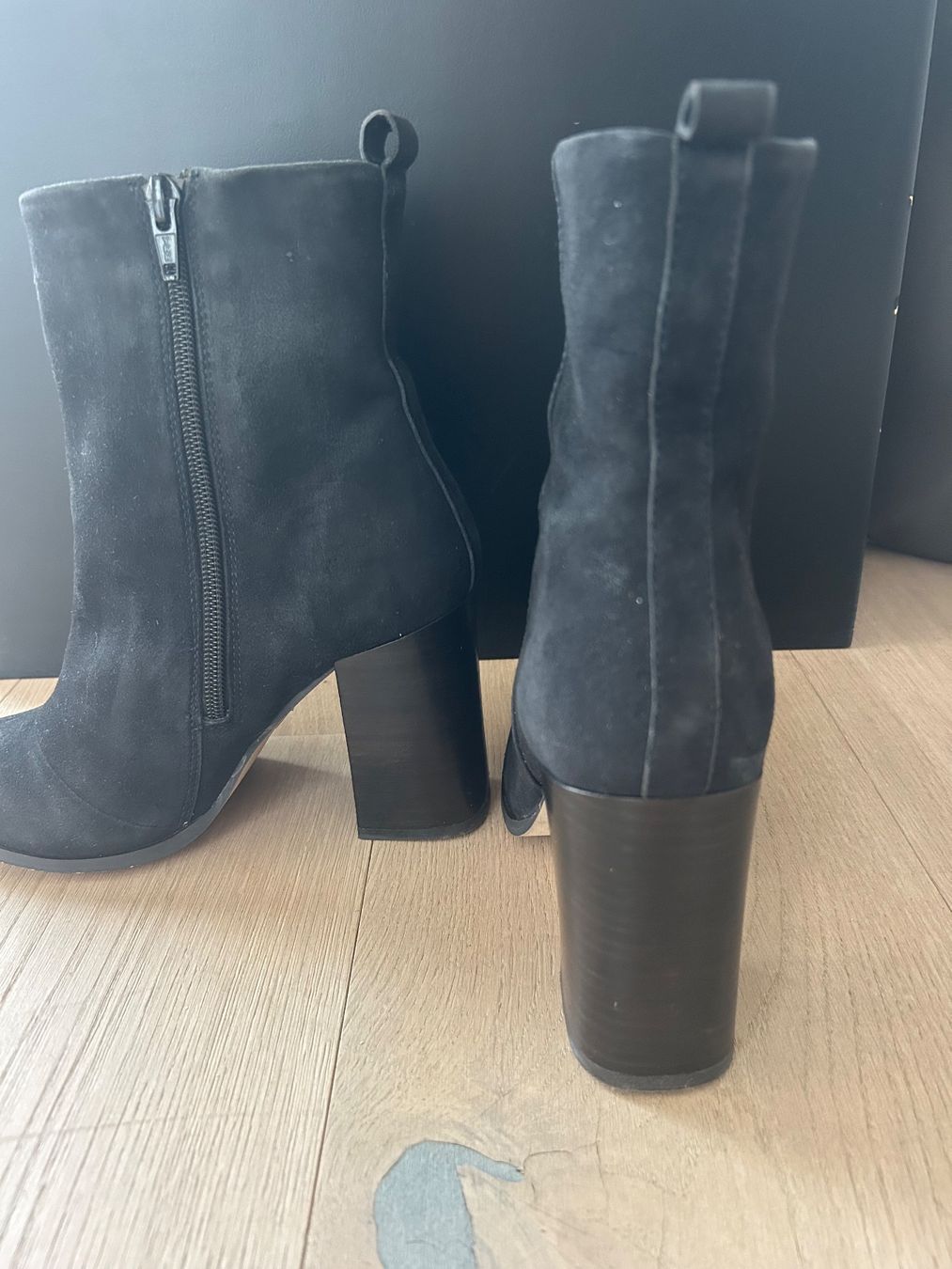 Scarpe da donna: Dunkelblaue Wildleder Stiefeletten mit Blockabsatz – Usato da Kilchberg ZH venduto da Anie. 3