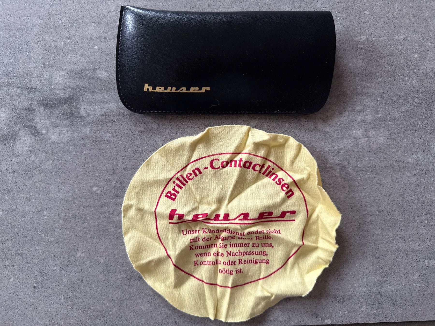 Autres vêtements & accessoires: Heuser Brillenetui Schwarz Kunststoff & Putztuch – D'occasion à Niederbüren par funkel06