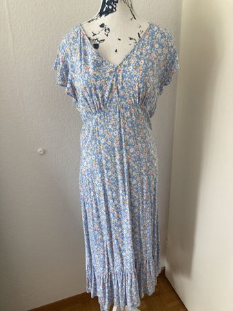 Leichtes Sommerkleid mit Blumenmuster, Gr. 42, leichte V-For