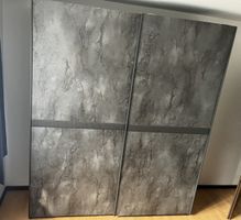 Schwebetürenschrank dunkelgrau in Betonoptik