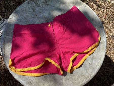 Shorts in den Farben Pink/Gelb in Größe 42