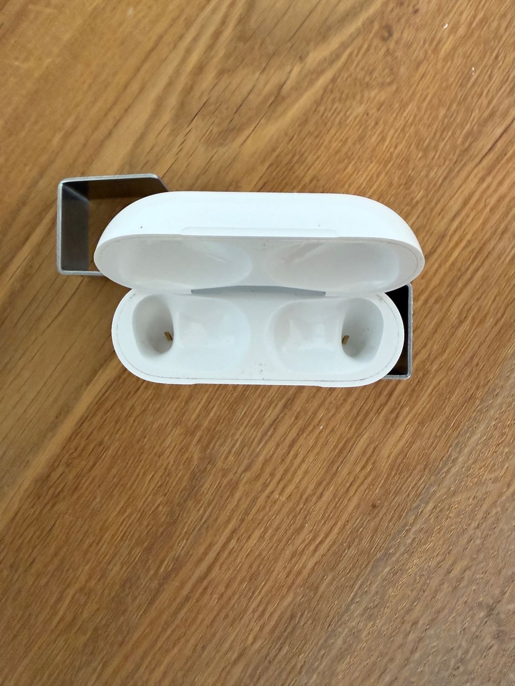Apple Cuffie: APPLE AirPods Pro 2 Charging Case – Usato da Lausanne venduto da Nine1982 1