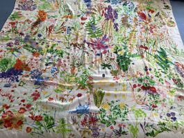 Schöner Seidenschal mit Blumenmuster von Hermann Stocki