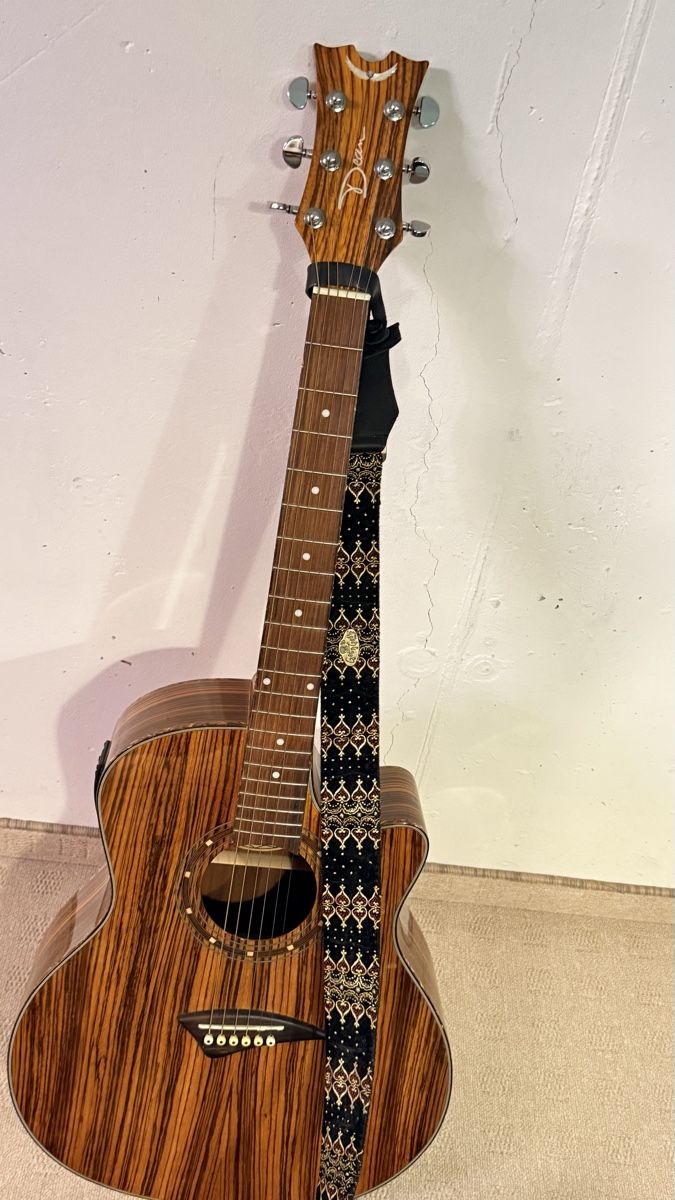 Strumenti musicali: Gitarre – Nuovo (secondo la descrizione) da Leutwil venduto da vik_m7dd