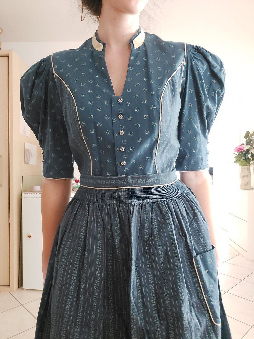 Kleider: Antike Trachtenkleid – Gebraucht aus Sion von aud_7pxl 4