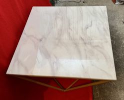 Couchtisch Marmor-Optik mit goldenem Metallgestell