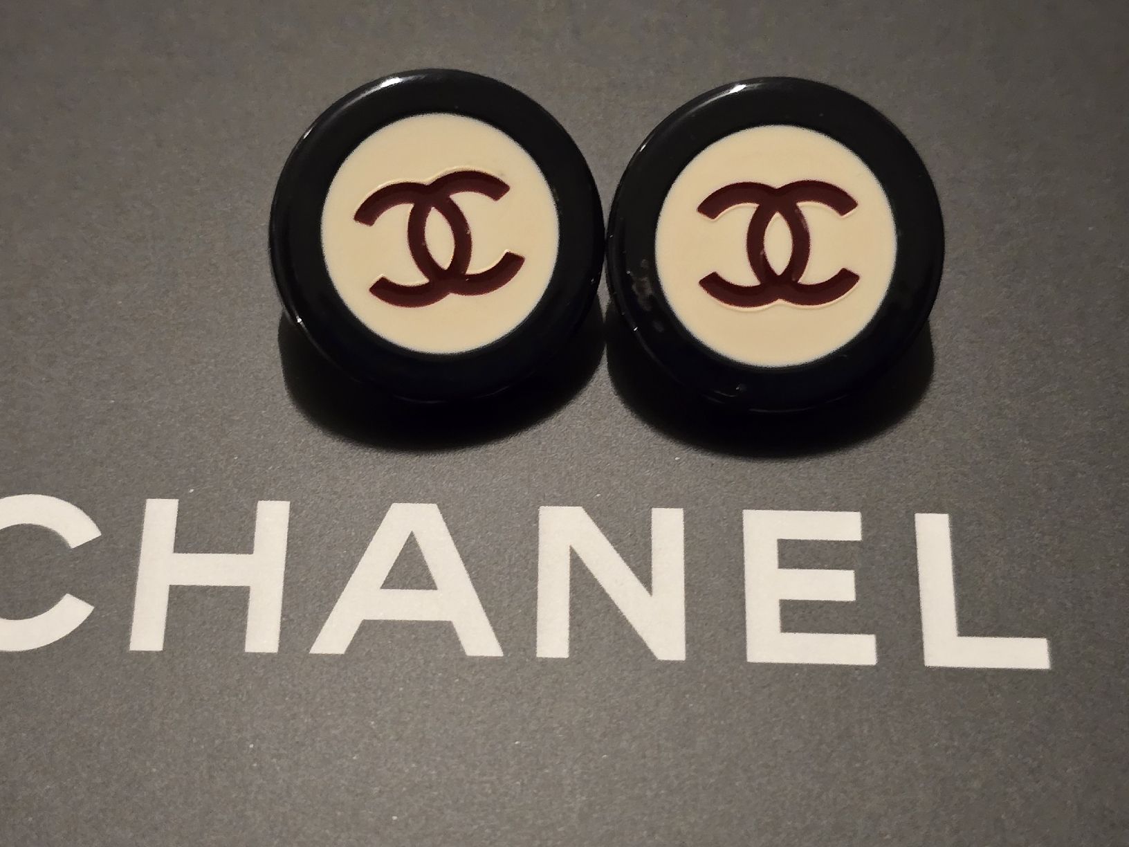 Knöpfe: 2 Chanel Knöpfe – Gebraucht aus wallisellen von funkelsternchen5