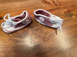 Babyschuhe für Neugeborene, weiss und altrosa