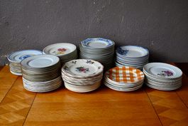 Gros lot de 115 assiettes anciennes dépareillées bohème