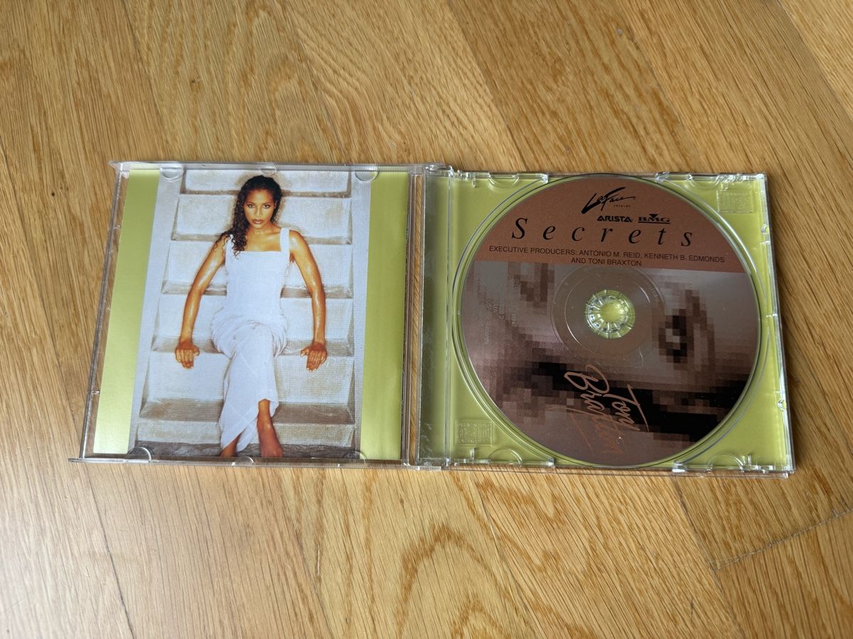 CD: Tonya Braxton Secrets CD  – Usato da Zürich venduto da wtpooh 2