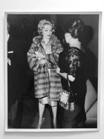 MARLENE DIETRICH in Nerzmantel auf Party, VINTAGE um 1960