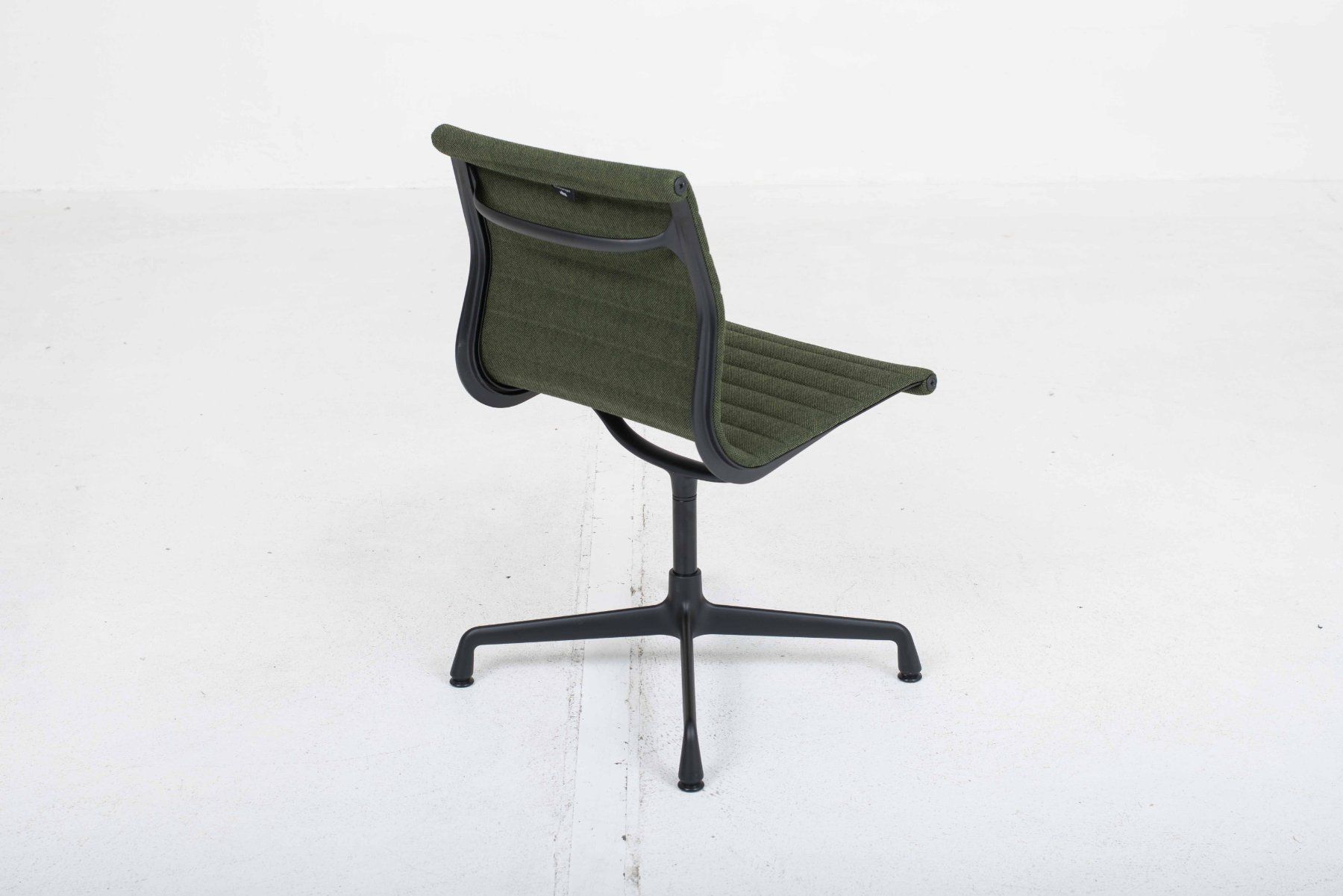 Vitra Sedie: Vitra EA 101 Dine Chair von Eames in Hopsak Nero/Forest – Usato da Zürich venduto da STUZH38 4