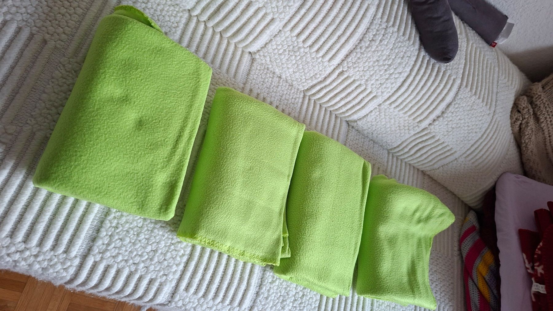 Decken: 1 lot de 4 couvertures vertes en polyester – Gebraucht aus Yverdon-les-Bains von Monique6