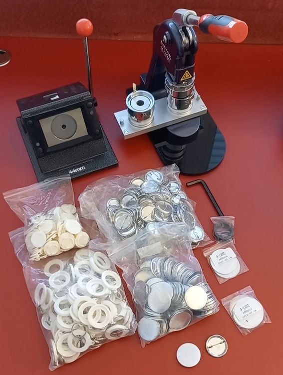 Buttons Maker Buttonmaschine Gerät mit Zubehör (Gebraucht) in Mauren ...