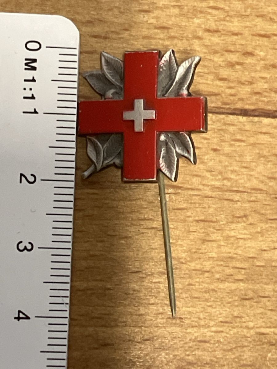 Placchette & Badge: Abzeichen Schweizer Rotes Kreuz 1945 – Usato da Erlenbach im Simmental! venduto da Simmentaler-Perlen 1