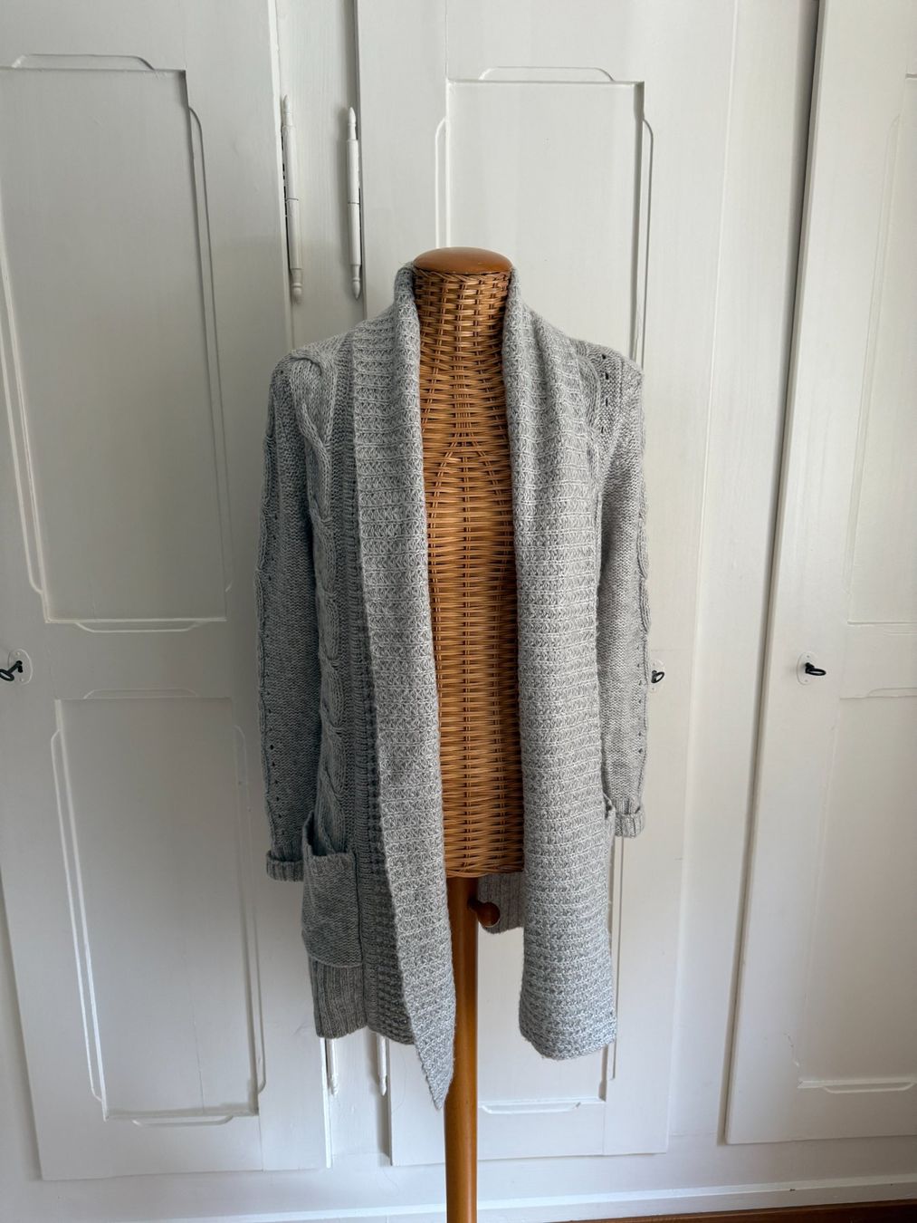 New Look Vestes: NEW LOOK - Strickjacke hellgrau S – D'occasion à Zürich par Diazaio