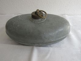 Alte Kinderbettflasche aus Metall