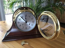 Horloge à clochette en bois d'acajou et laiton de Chelsea