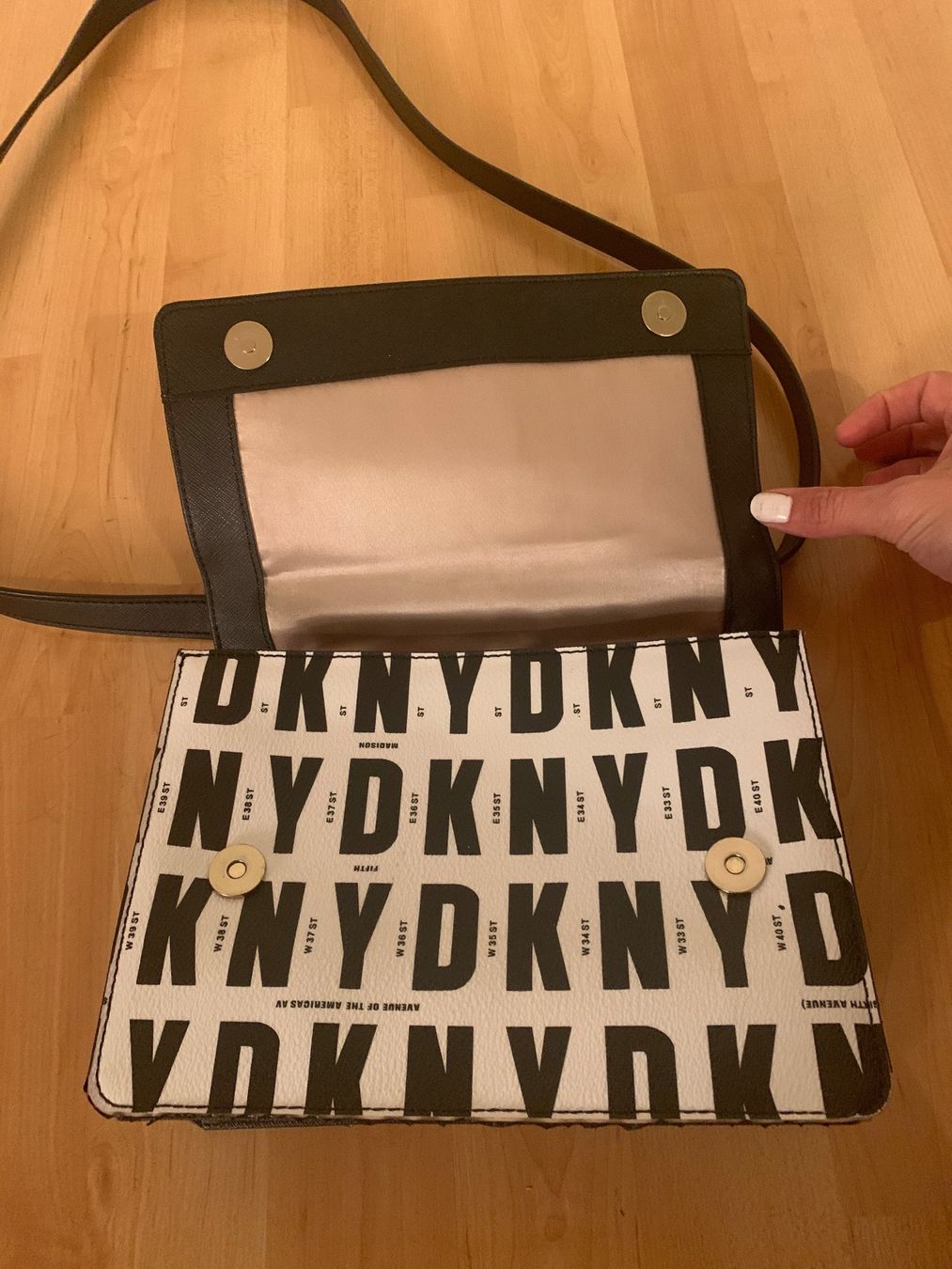 DKNY Taschen für Damen: DKNY - Umhängetasche - schwarz/weiss – Gebraucht aus Zürich von aleaalea 1