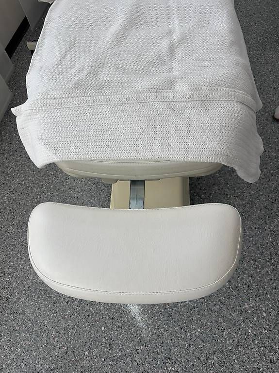 Lettini & sedie per cosmetici: Kosmetikliege elektrisch, gebraucht – Usato da St. Gallen venduto da Assja_26 2