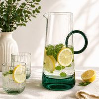 Carafe en verre avec poignée verte  style moderne