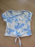 T-shirt noué, motif nuage bleu et blanc, idéal pour l'été!