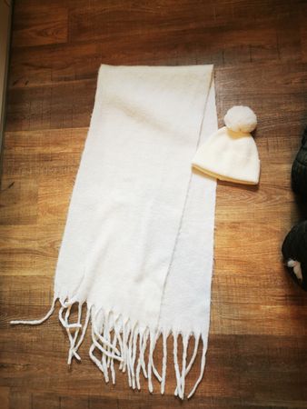 Winter Set: Mütze und Schal, Farbe Creme, kuschelig warm