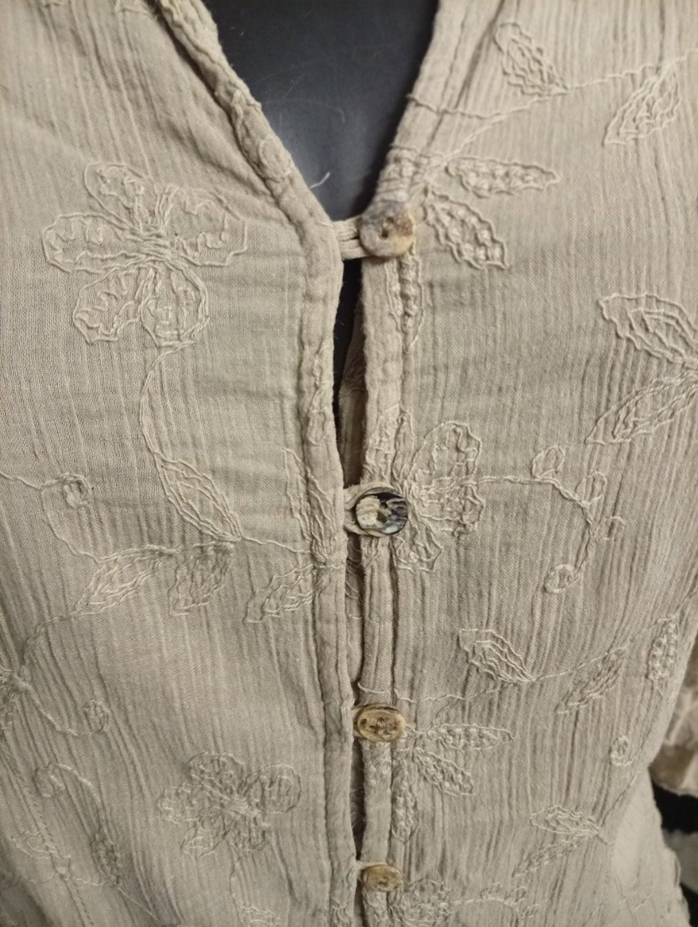 Blusen: Bluse mit Stickerei Gr.42 – Gebraucht aus Luzern von GoSecond 1