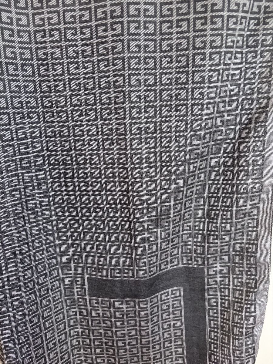 Givenchy Foulard & Sciarpe: Givenchy Autumn Scarf: Grey Designer Scarf – Nuovo (secondo la descrizione) da Zürich venduto da Grothschild 1