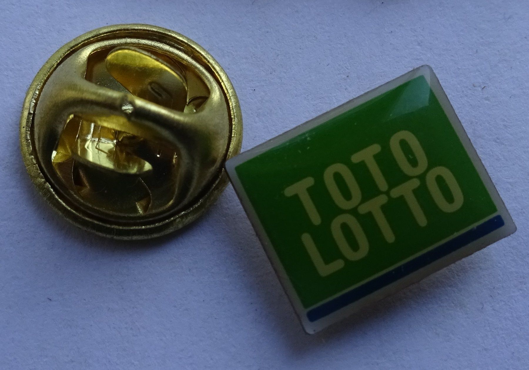 Plaquettes & Badges: Pin TOTO  LOTTO – D'occasion à Utzenstorf par BUtter81