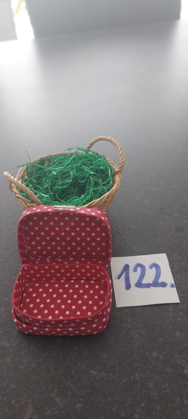 Case e mobili per bambole: Puppenstuben Köfferli und Körbli  – Usato da Muri AG venduto da nindo1 7