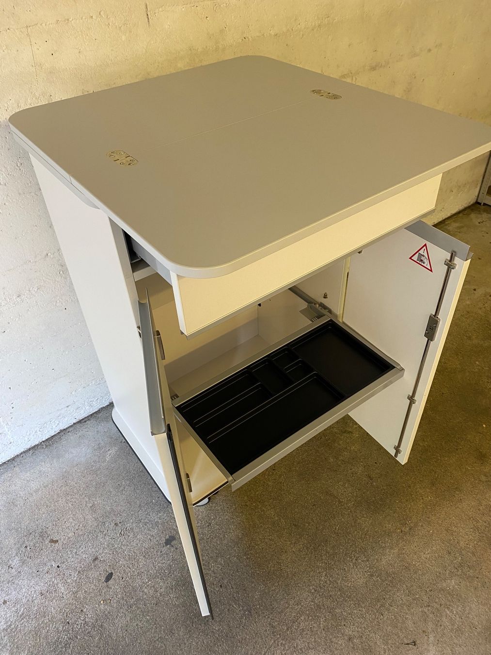 Armadi: Büro- / Moderationsmöbel / Stehtisch auf Rollen – Usato da Gümligen venduto da outdoor-pro 2