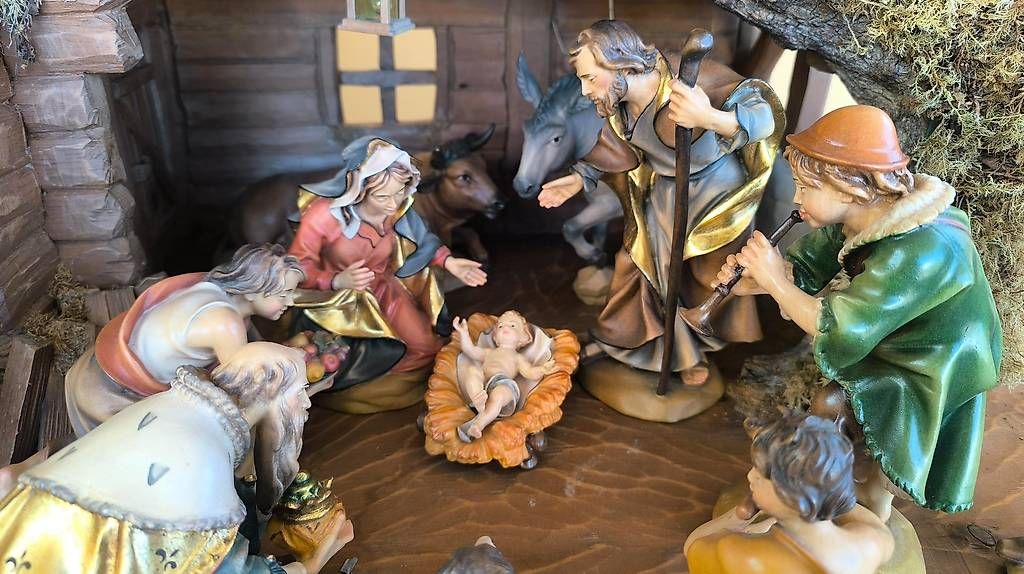 Toutes les décorations: Wunderschöne Weihnachtskrippe mit handgeschnitzten Figuren – D'occasion à Benken SG par chrisfly 1