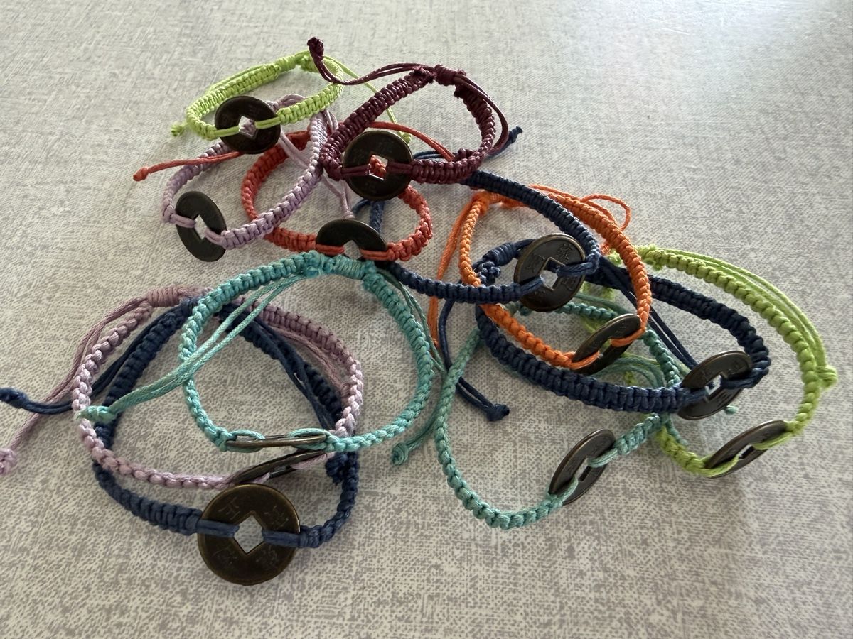 Bracelets: 12 Glücksarmbänder aus Bali – D'occasion à Zürich par linevini 1