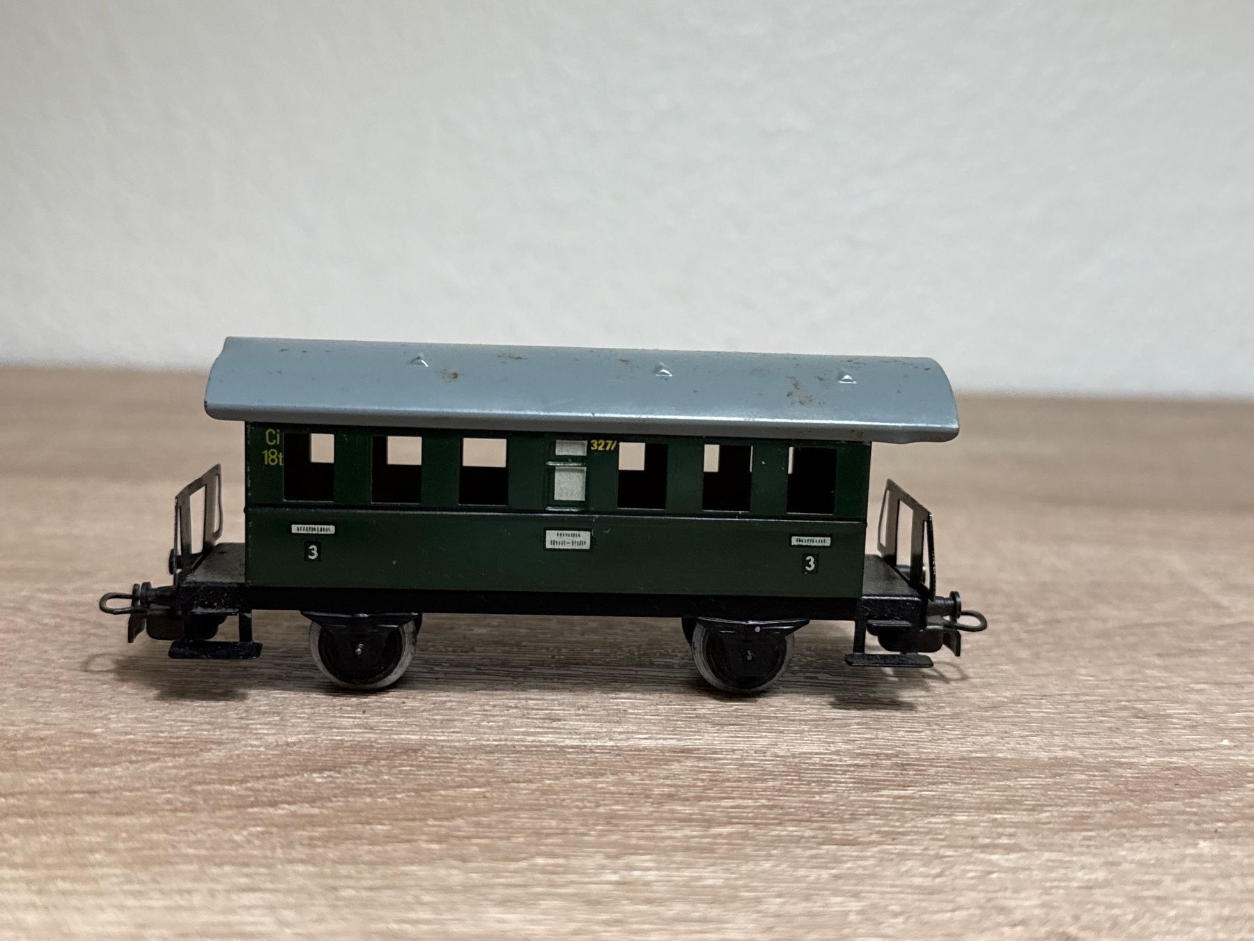 Märklin Modellini di ferrovie: Märklin Personenwagen 3.Kl (114) – Usato da St-Aubin-Sauges venduto da Lo_Go