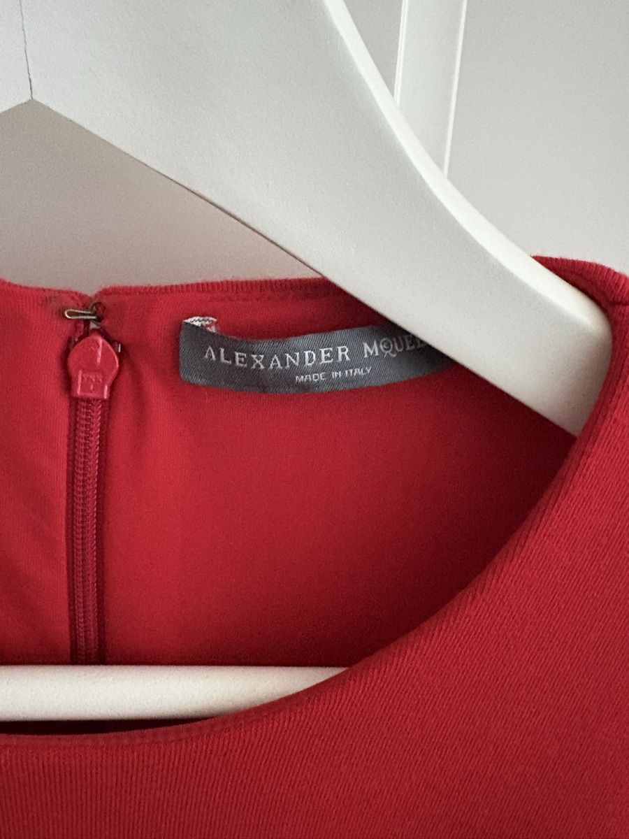 Alexander Mcqueen Vestiti: rotes Kleid von Alexander McQueen – Usato da Zürich venduto da mausi030 1