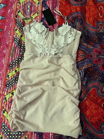Neues, elegantes Sommerkleid mit Spitze, Grösse 36/S